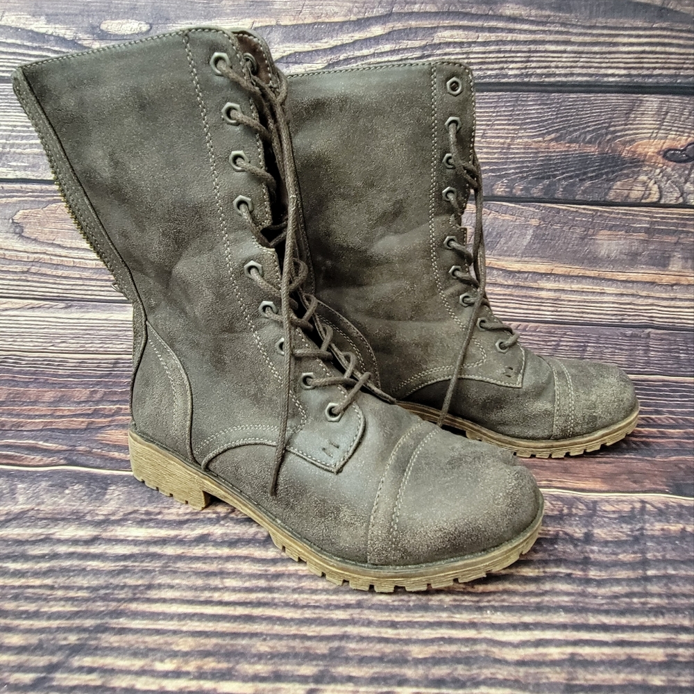 Distressed Brown Boots. Size 7.5.